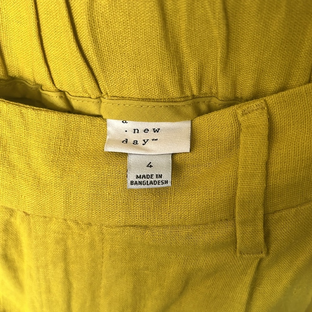 Linen Short - Picture 3 of 3
